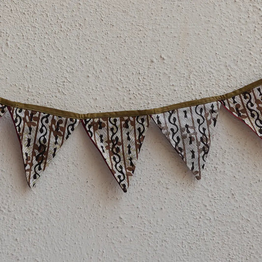 Upcycled Fabric Pennant – Pataka Off white with maroon print